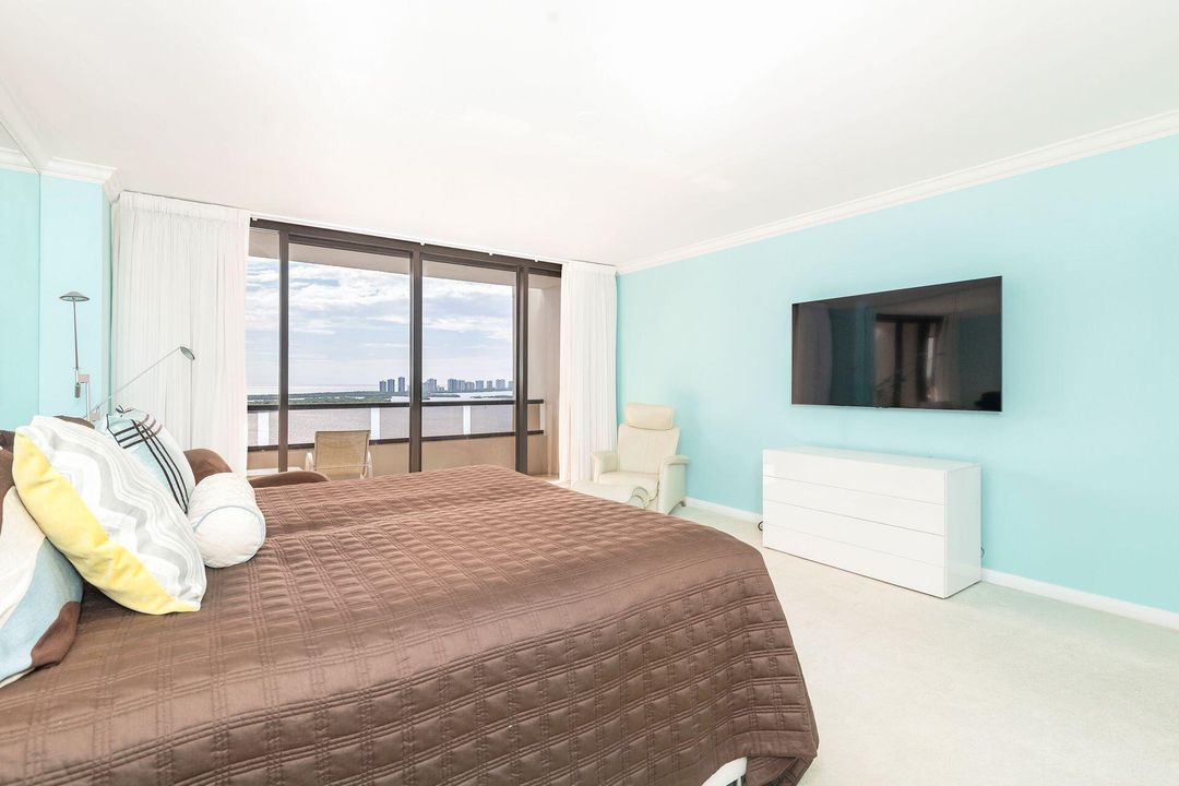 For Sale: $1,200,000 (2 beds, 2 baths, 2444 Square Feet)