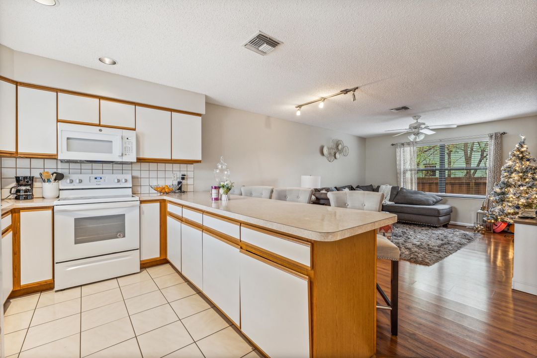 For Sale: $265,000 (2 beds, 2 baths, 1176 Square Feet)