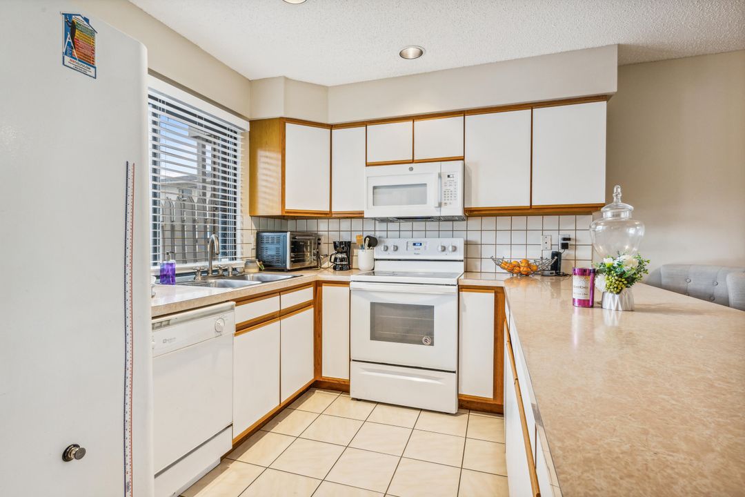 For Sale: $265,000 (2 beds, 2 baths, 1176 Square Feet)