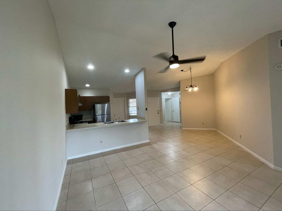 For Rent: $2,400 (2 beds, 2 baths, 1129 Square Feet)