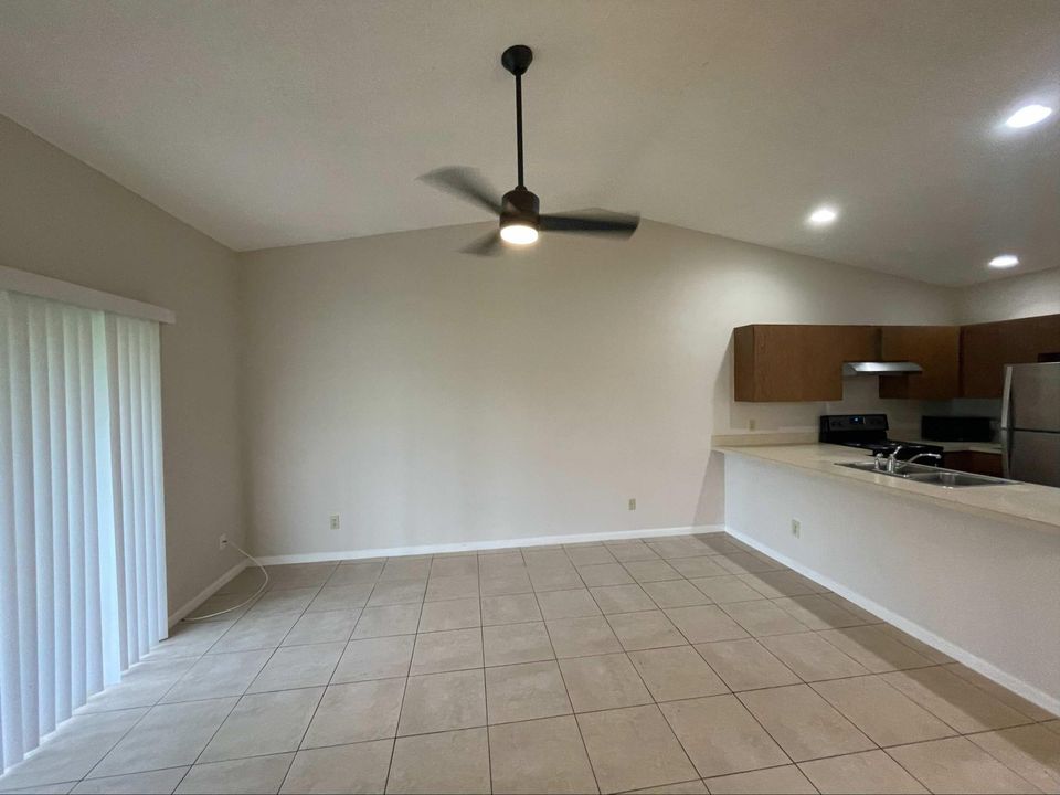 For Rent: $2,400 (2 beds, 2 baths, 1129 Square Feet)