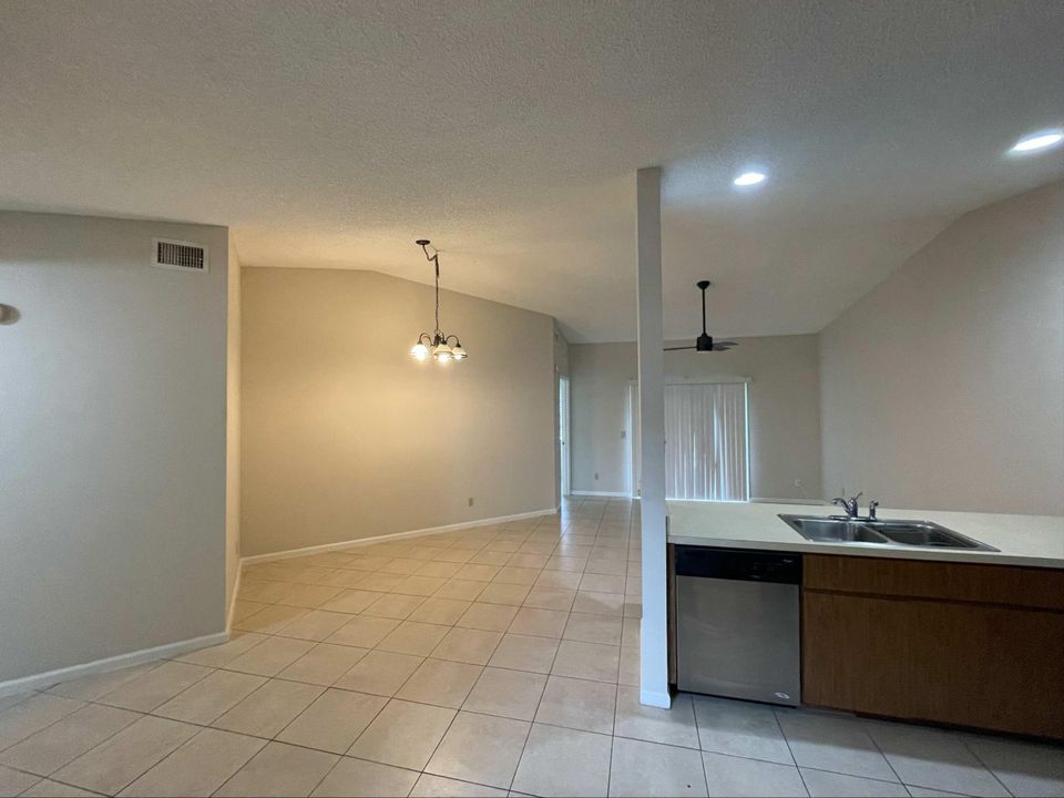 For Rent: $2,400 (2 beds, 2 baths, 1129 Square Feet)