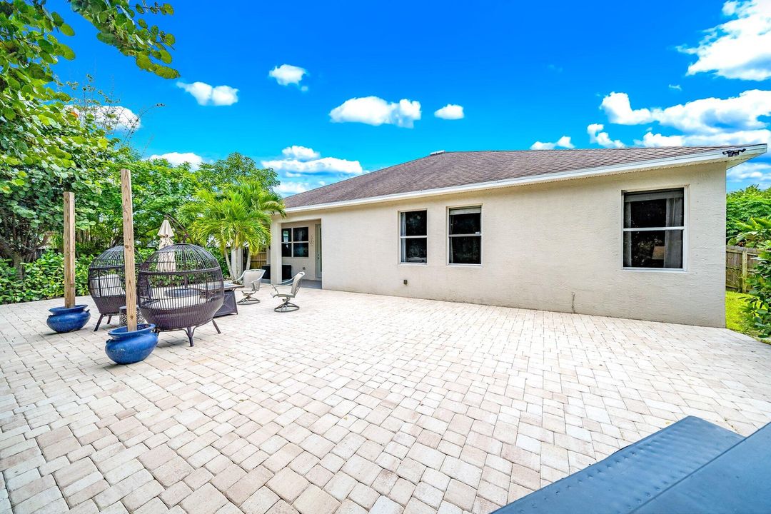 For Sale: $449,900 (5 beds, 2 baths, 2199 Square Feet)