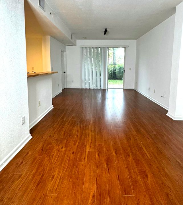 For Rent: $1,900 (2 beds, 2 baths, 855 Square Feet)