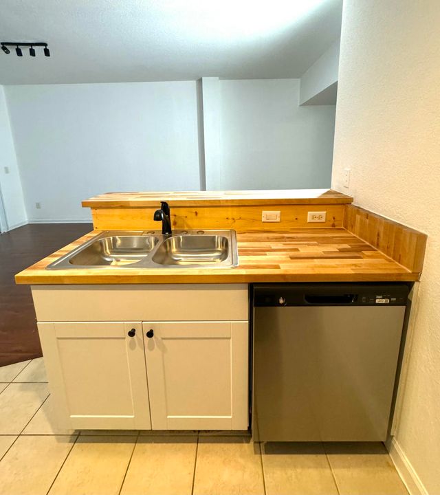 For Rent: $1,900 (2 beds, 2 baths, 855 Square Feet)