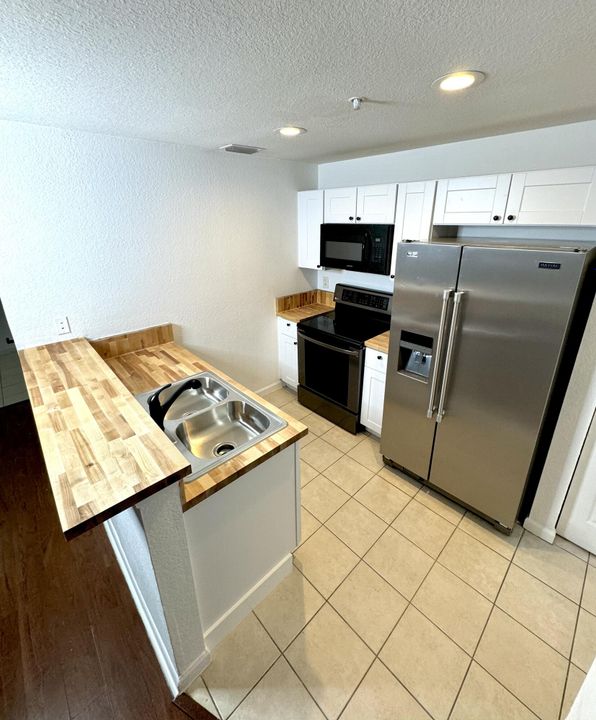 For Rent: $1,900 (2 beds, 2 baths, 855 Square Feet)