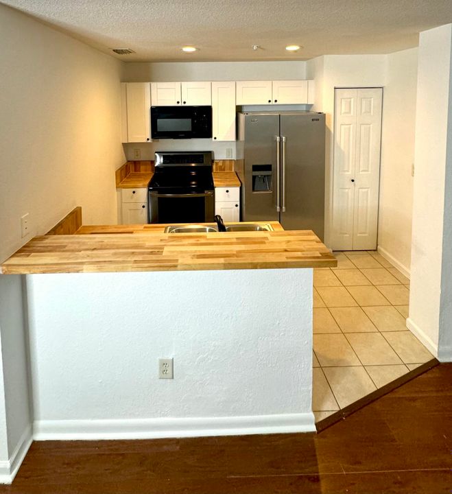 For Rent: $1,900 (2 beds, 2 baths, 855 Square Feet)