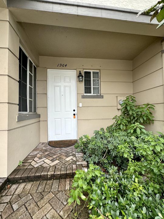 For Rent: $1,900 (2 beds, 2 baths, 855 Square Feet)