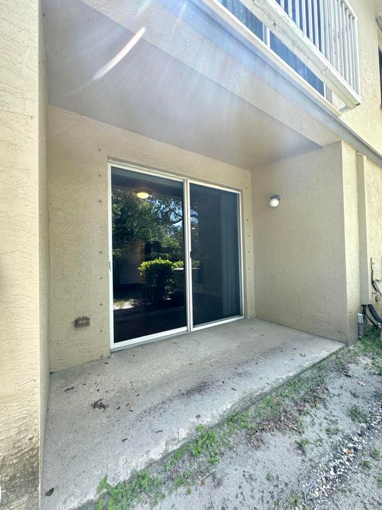 For Rent: $1,900 (2 beds, 2 baths, 855 Square Feet)