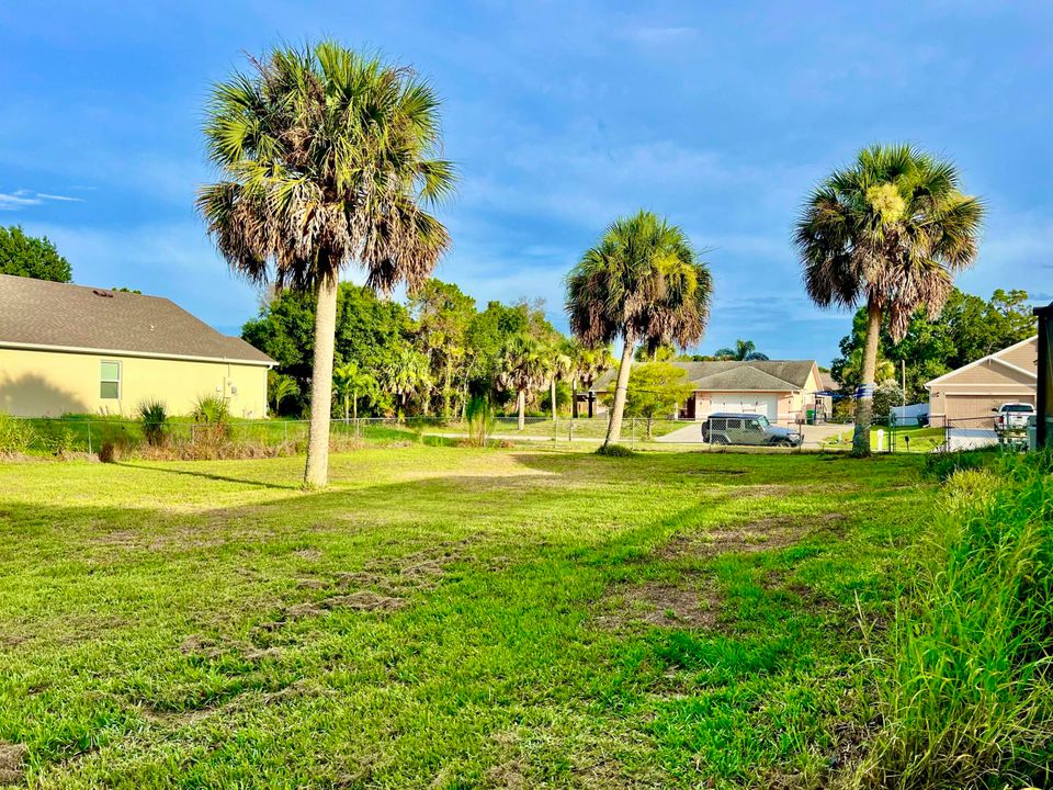 For Sale: $325,000 (3 beds, 2 baths, 1601 Square Feet)