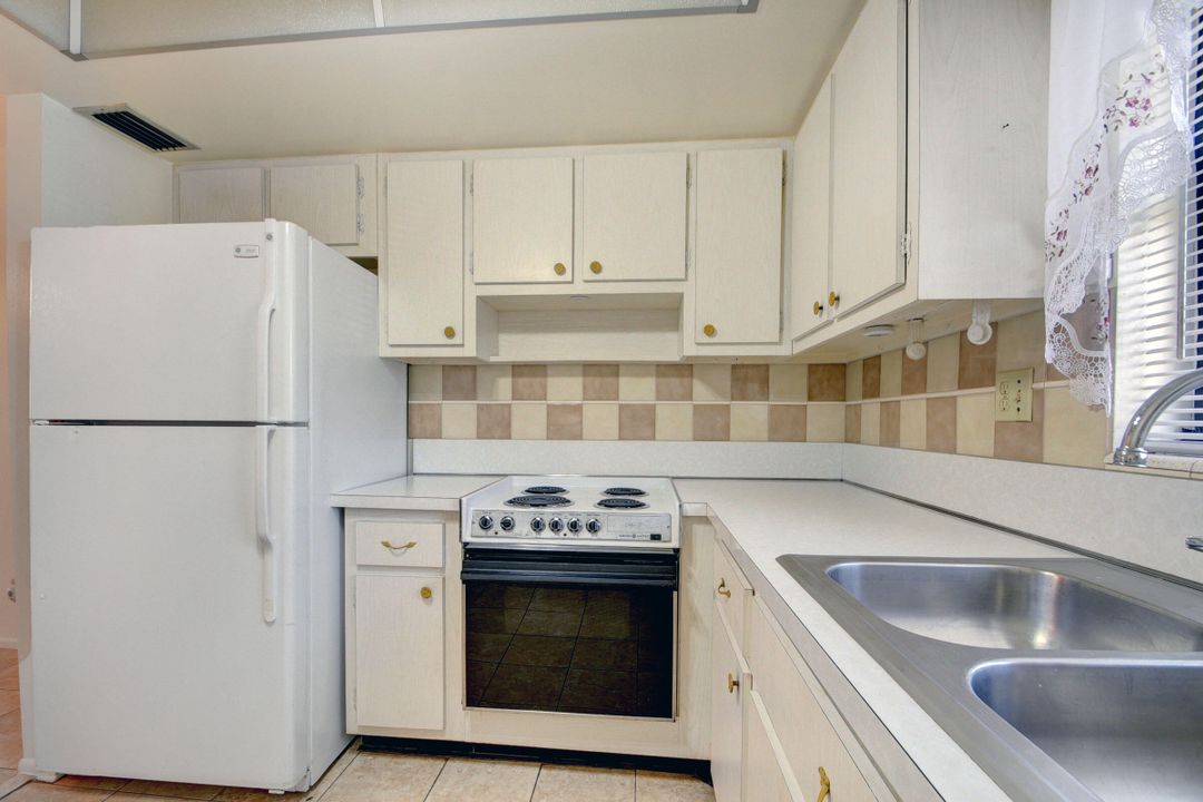 For Sale: $159,900 (2 beds, 1 baths, 815 Square Feet)