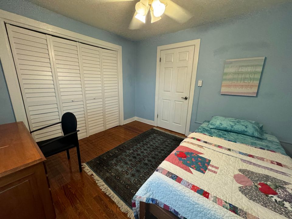 Active With Contract: $2,200 (2 beds, 1 baths, 912 Square Feet)