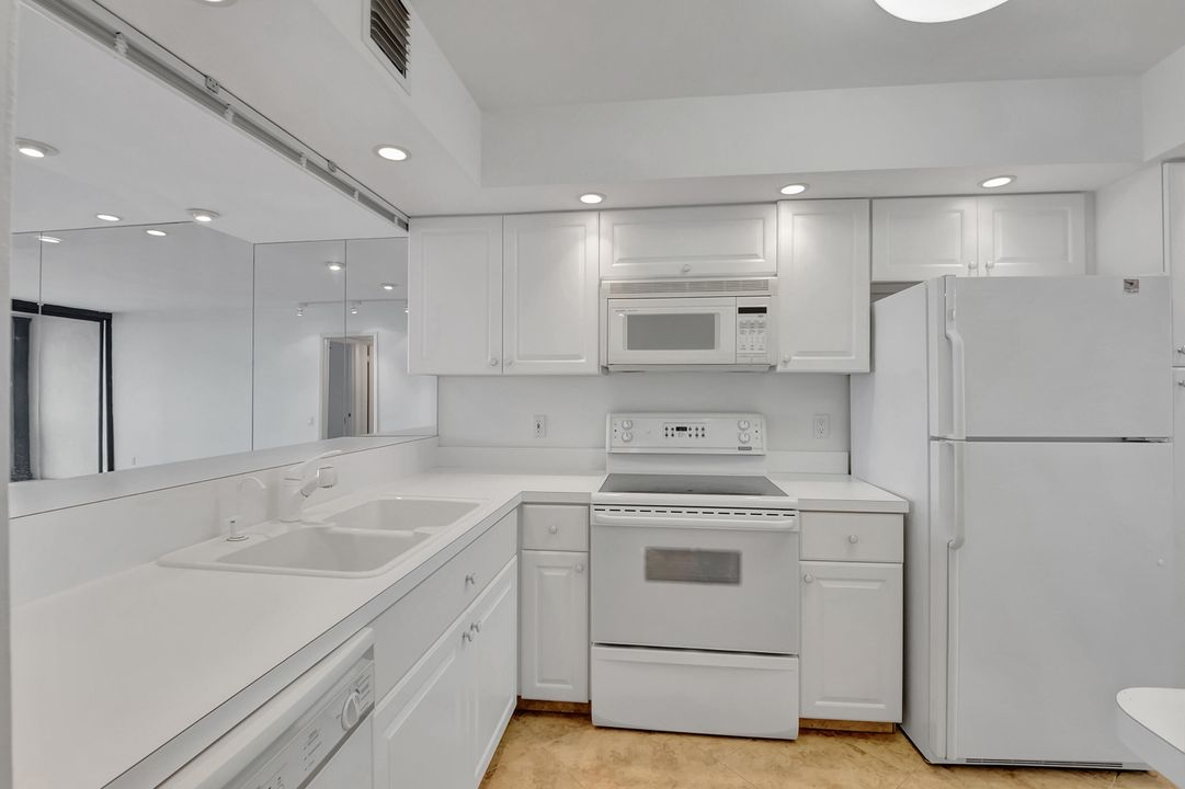 For Sale: $549,000 (2 beds, 2 baths, 1215 Square Feet)