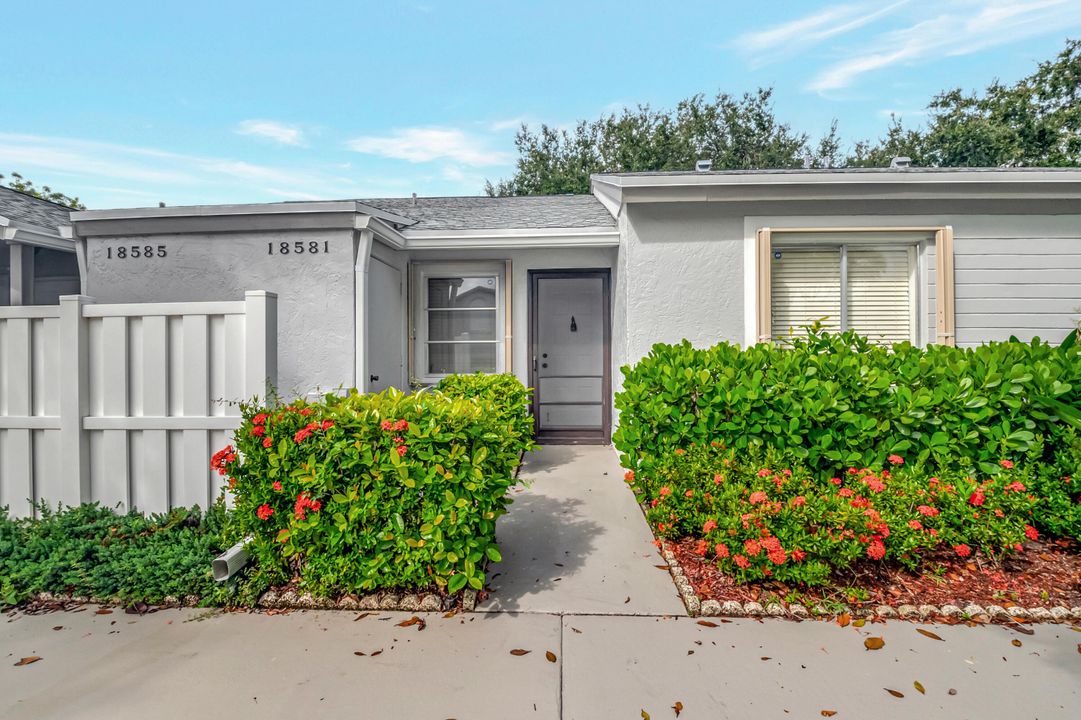 For Sale: $325,000 (2 beds, 2 baths, 1000 Square Feet)