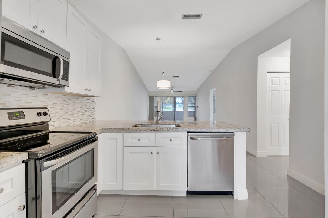 For Sale: $325,000 (2 beds, 2 baths, 1000 Square Feet)