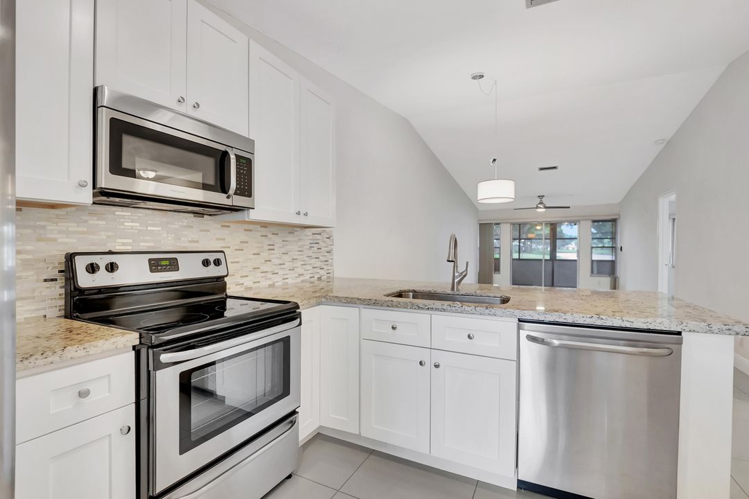 For Sale: $325,000 (2 beds, 2 baths, 1000 Square Feet)