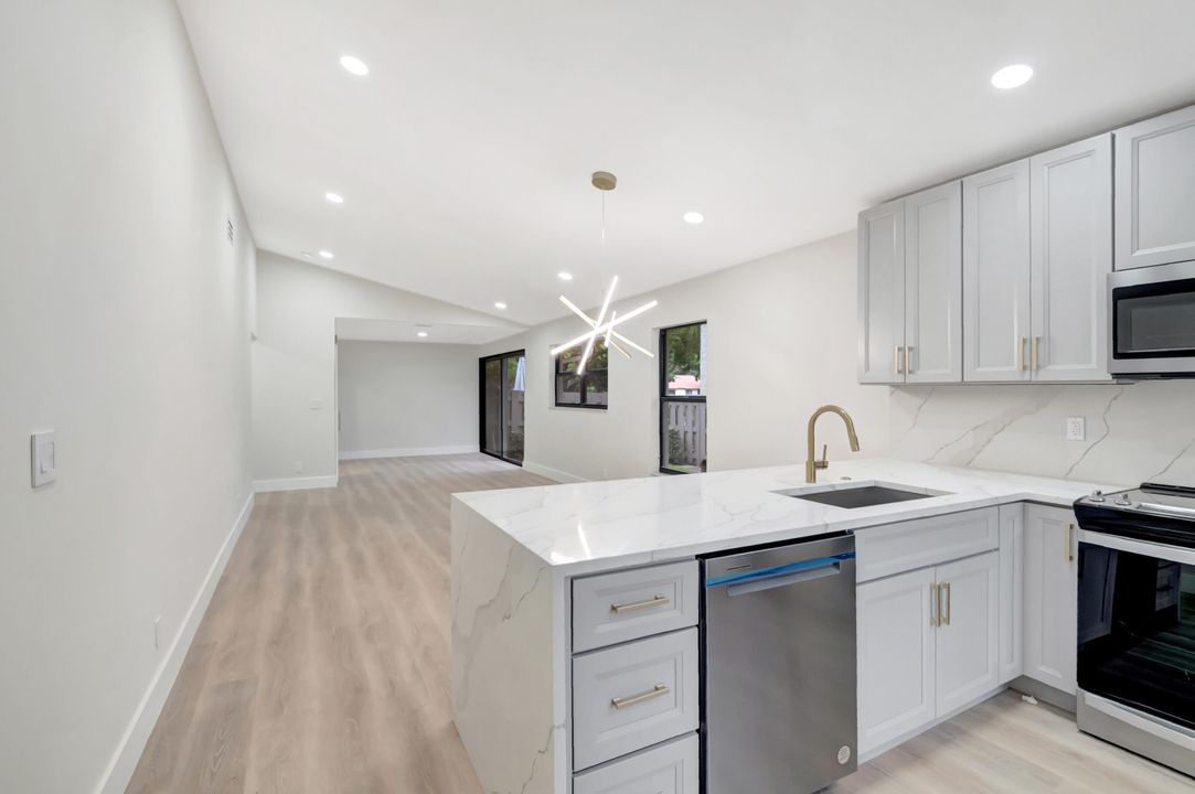 For Sale: $399,900 (2 beds, 2 baths, 1248 Square Feet)