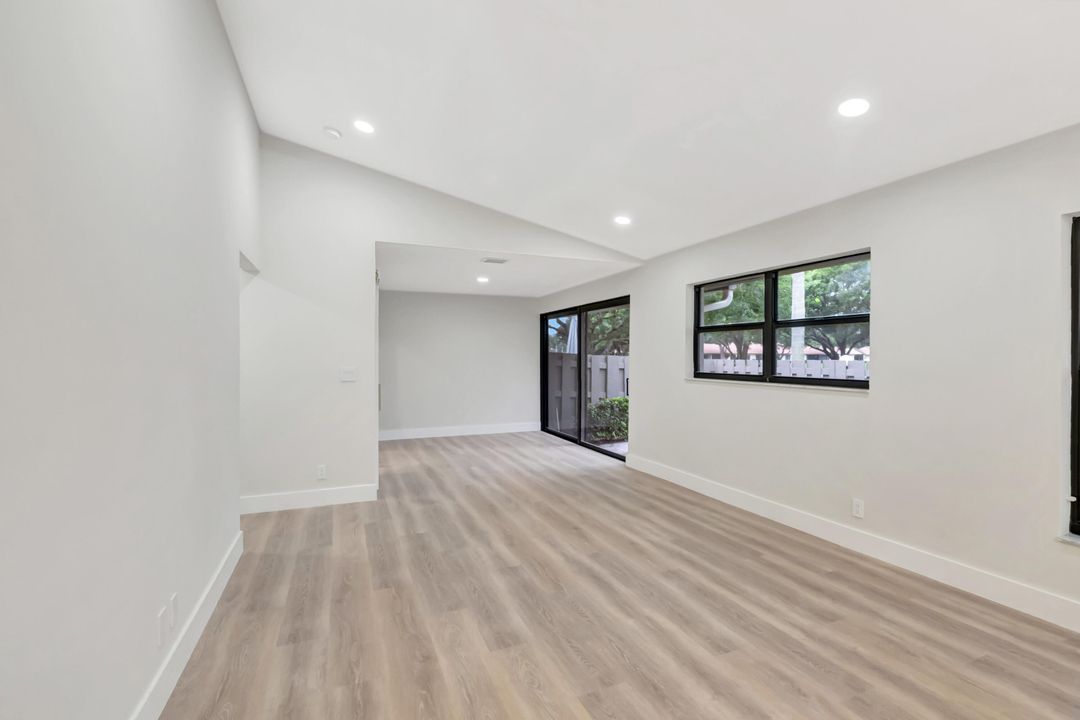 For Sale: $399,900 (2 beds, 2 baths, 1248 Square Feet)