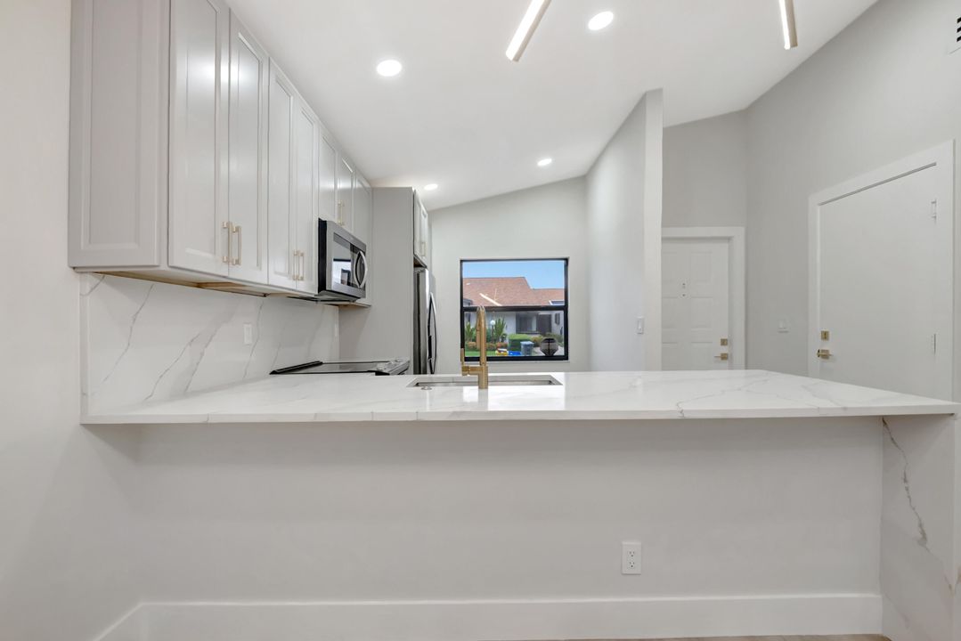 For Sale: $399,900 (2 beds, 2 baths, 1248 Square Feet)