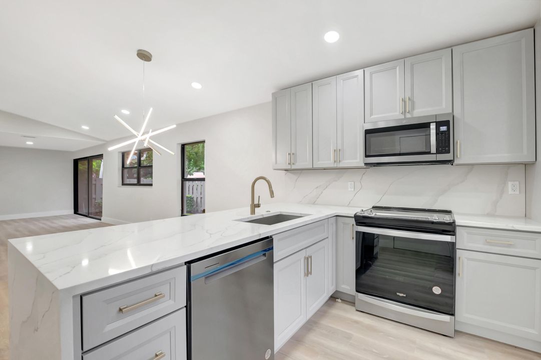 For Sale: $399,900 (2 beds, 2 baths, 1248 Square Feet)