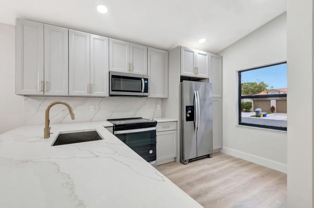 For Sale: $399,900 (2 beds, 2 baths, 1248 Square Feet)