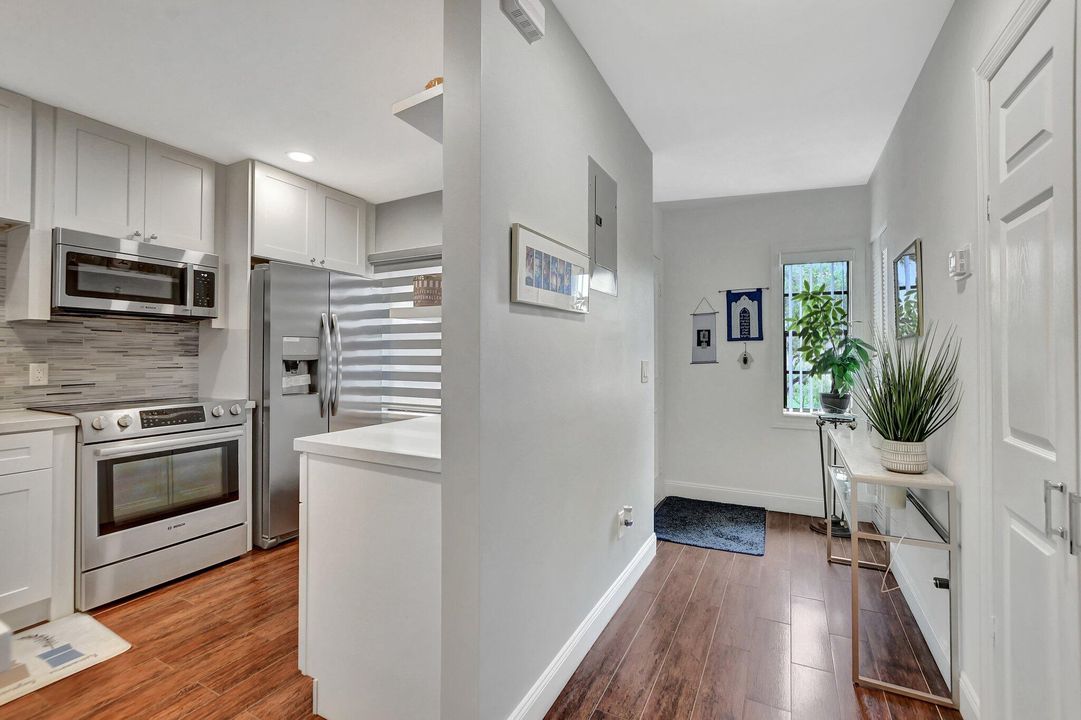 For Sale: $320,000 (2 beds, 2 baths, 1216 Square Feet)