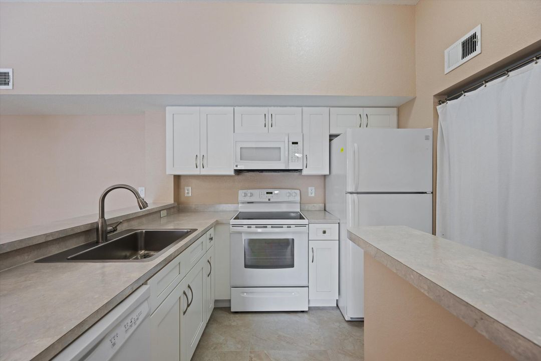 For Sale: $210,500 (2 beds, 2 baths, 1033 Square Feet)