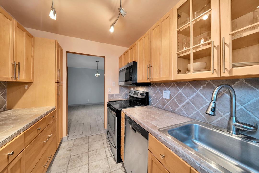 For Sale: $147,000 (1 beds, 1 baths, 994 Square Feet)