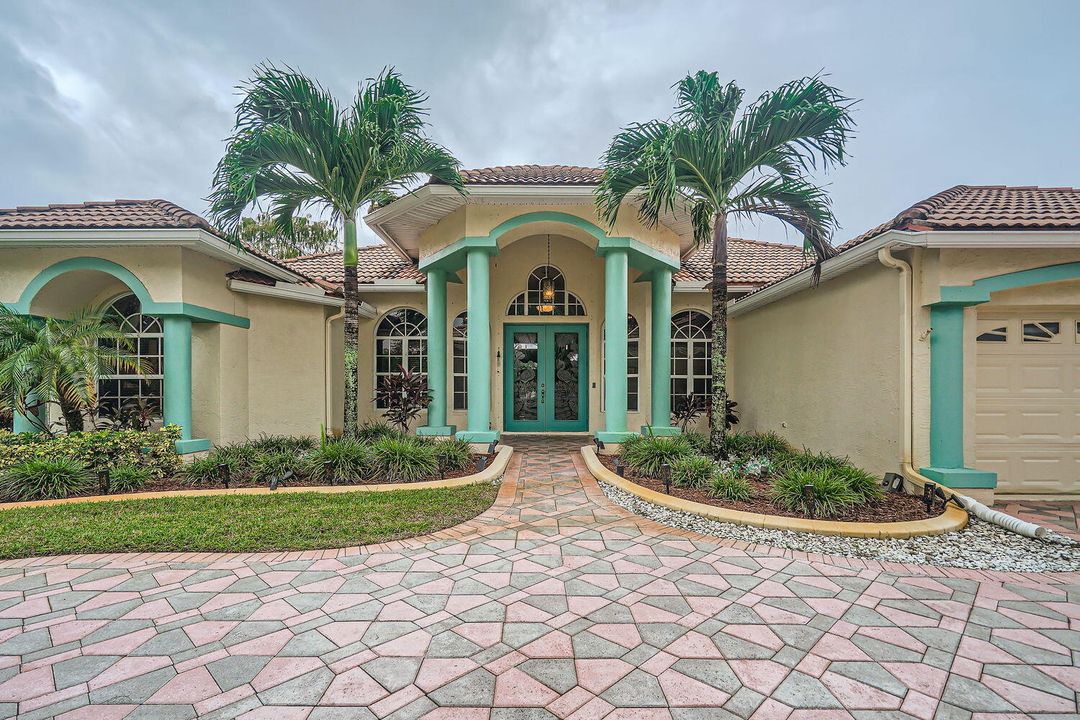 For Sale: $735,000 (4 beds, 3 baths, 2574 Square Feet)