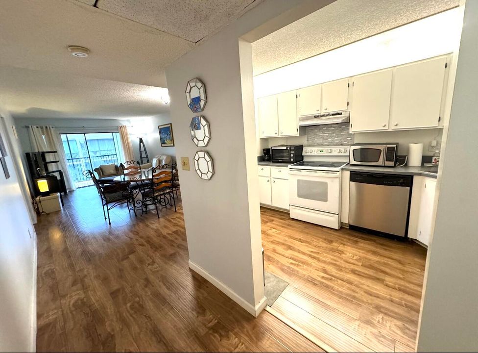 For Sale: $260,000 (2 beds, 1 baths, 916 Square Feet)