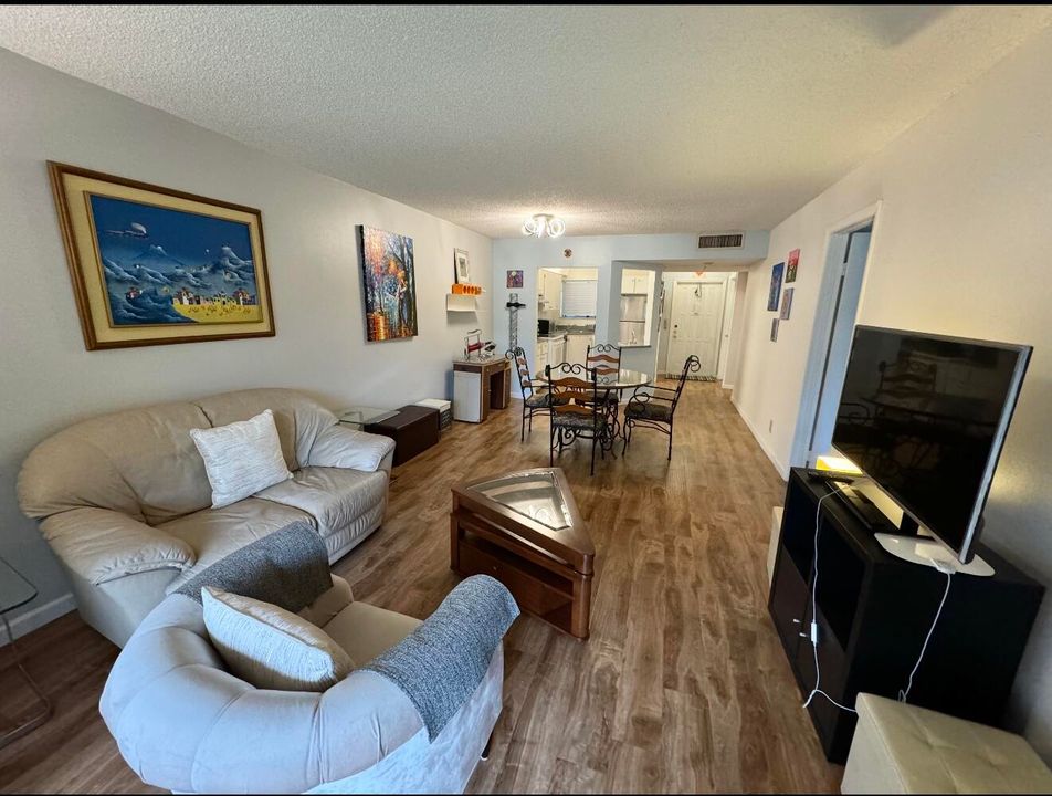 For Sale: $260,000 (2 beds, 1 baths, 916 Square Feet)