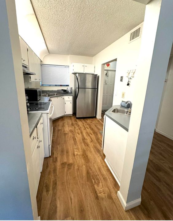 For Sale: $260,000 (2 beds, 1 baths, 916 Square Feet)