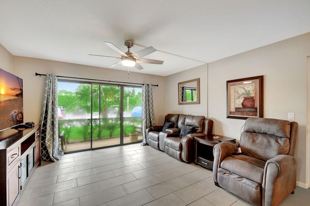 For Sale: $265,000 (2 beds, 2 baths, 1005 Square Feet)