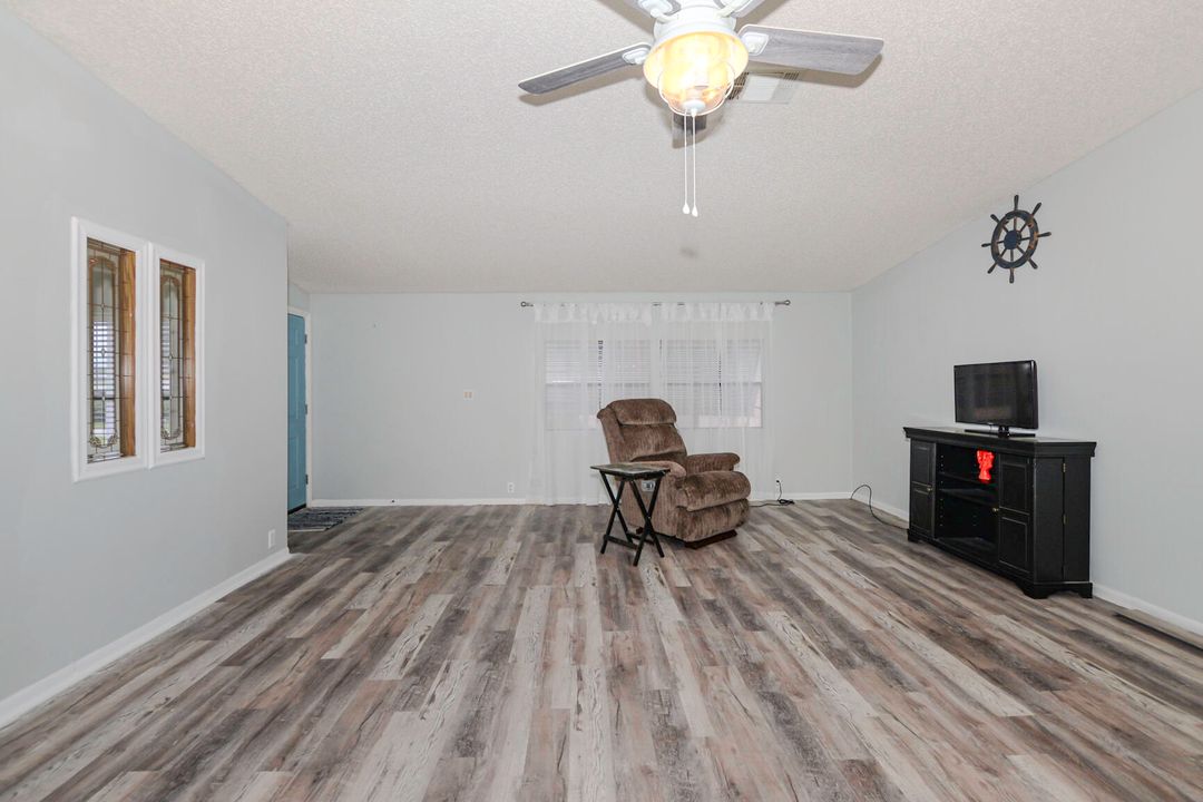 For Sale: $250,000 (2 beds, 2 baths, 1320 Square Feet)