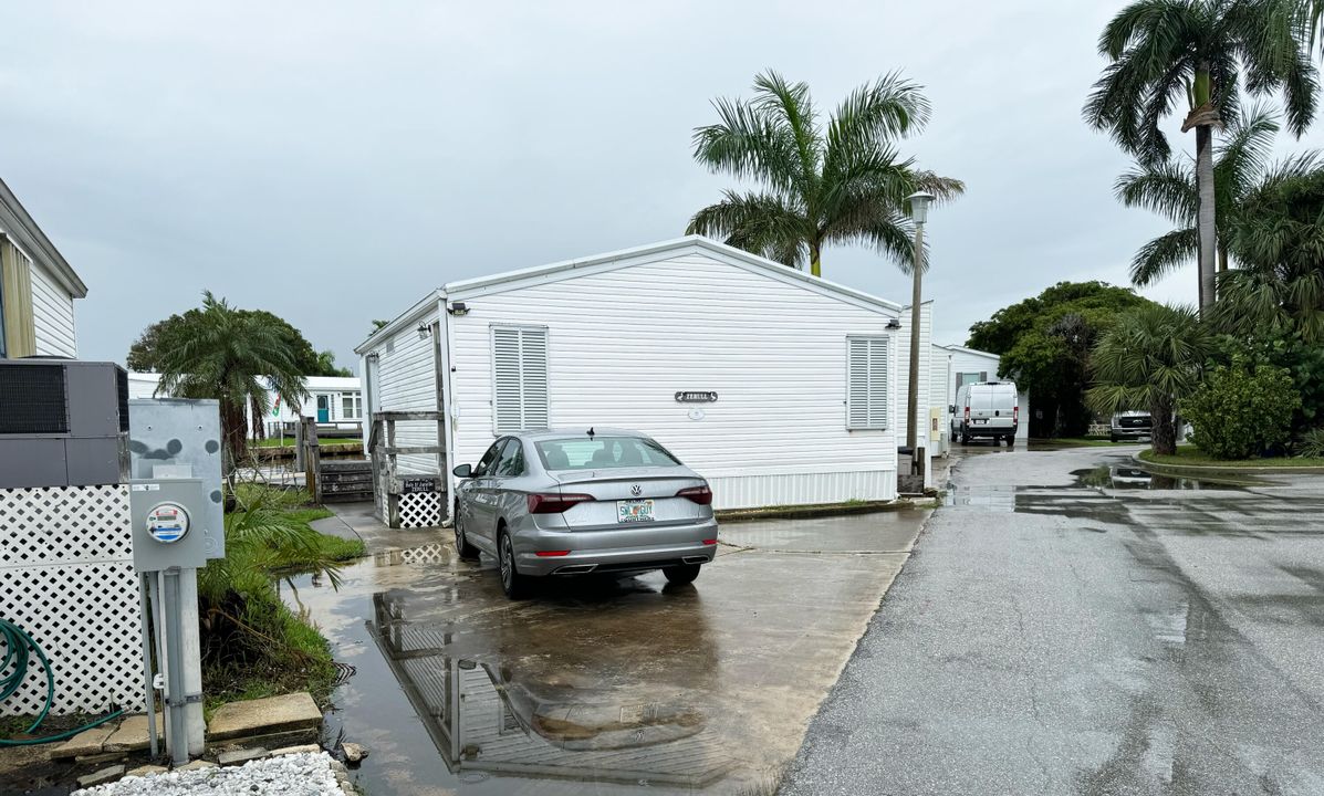 Active With Contract: $749,000 (2 beds, 2 baths, 924 Square Feet)