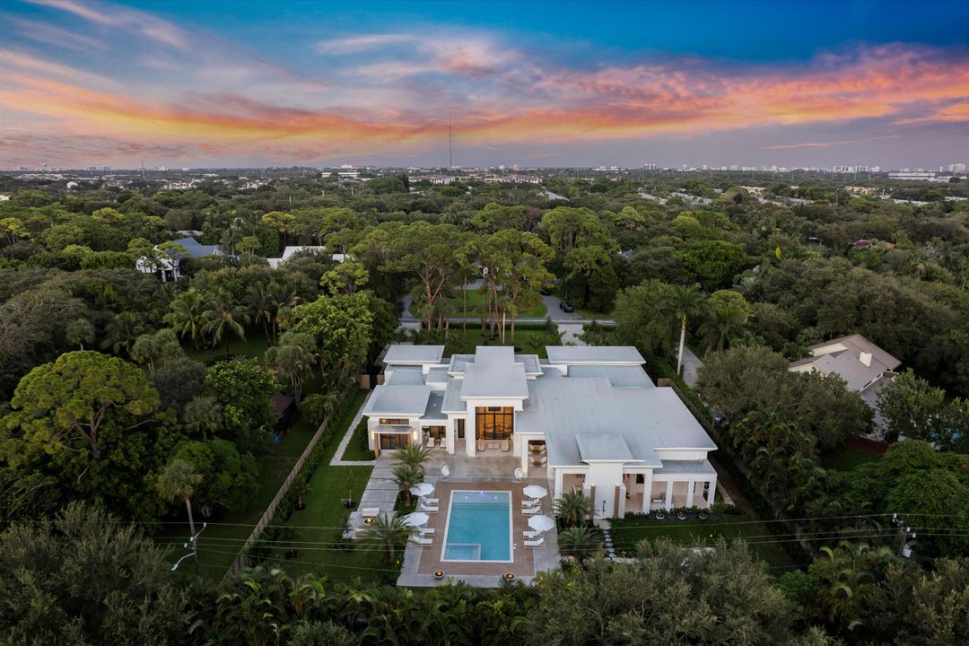 For Sale: $8,999,000 (5 beds, 7 baths, 7602 Square Feet)