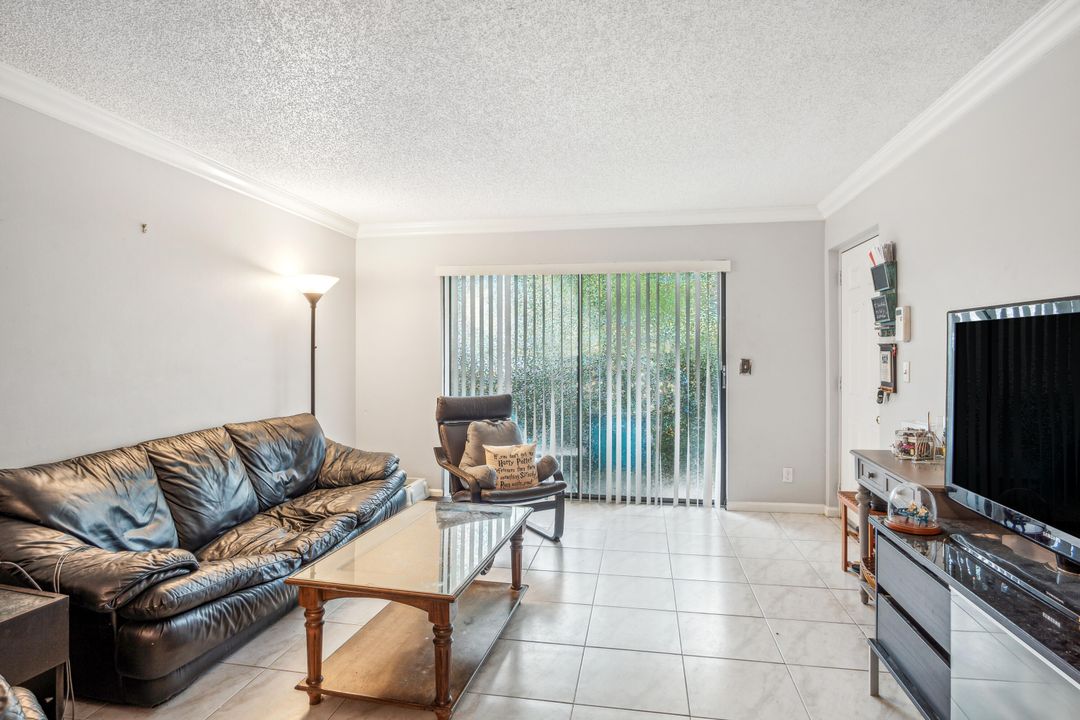 For Sale: $265,000 (2 beds, 2 baths, 1008 Square Feet)