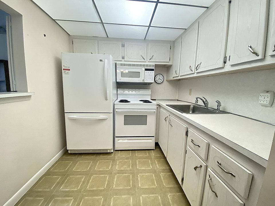 For Sale: $89,000 (1 beds, 1 baths, 585 Square Feet)