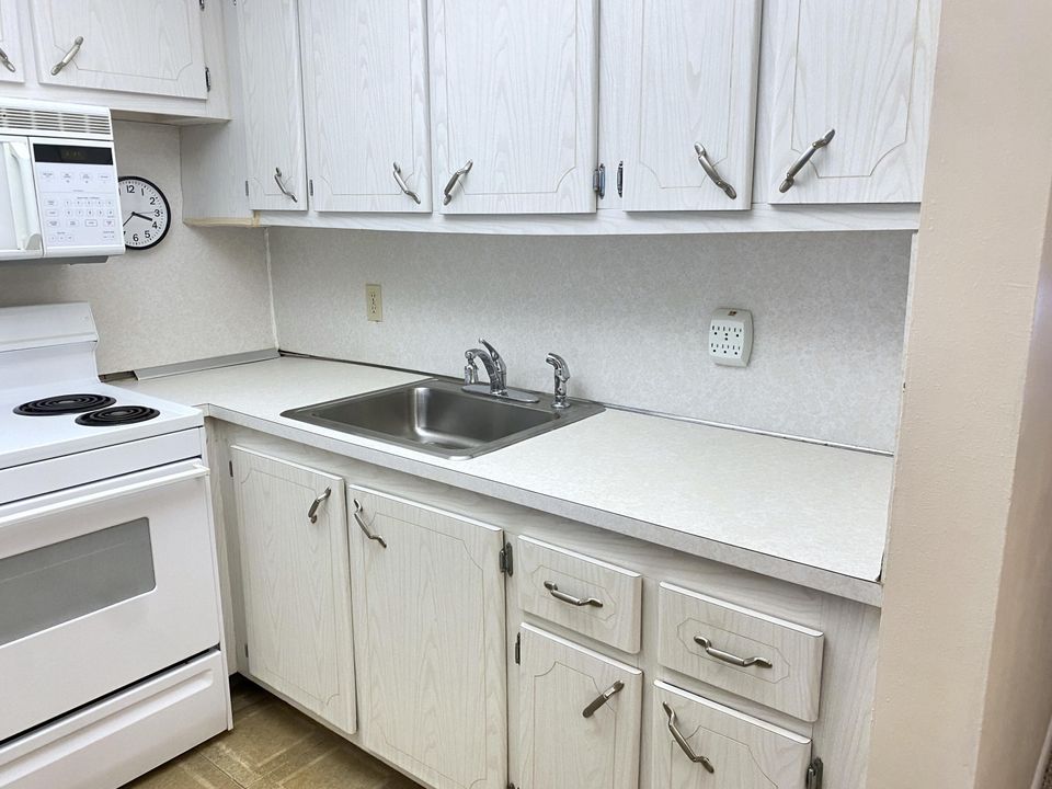 For Sale: $89,000 (1 beds, 1 baths, 585 Square Feet)