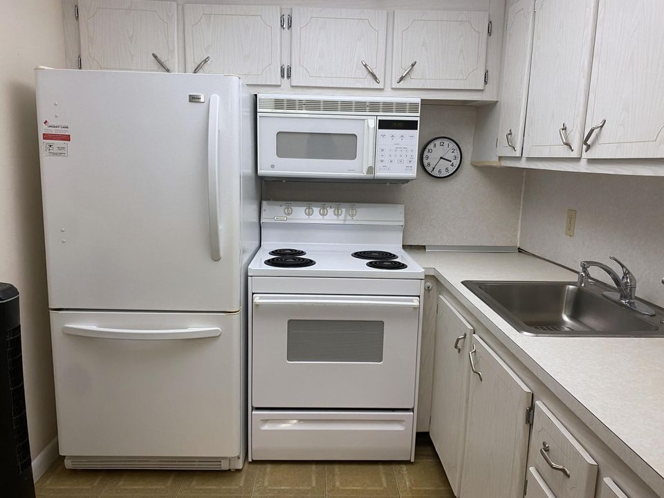 For Sale: $89,000 (1 beds, 1 baths, 585 Square Feet)