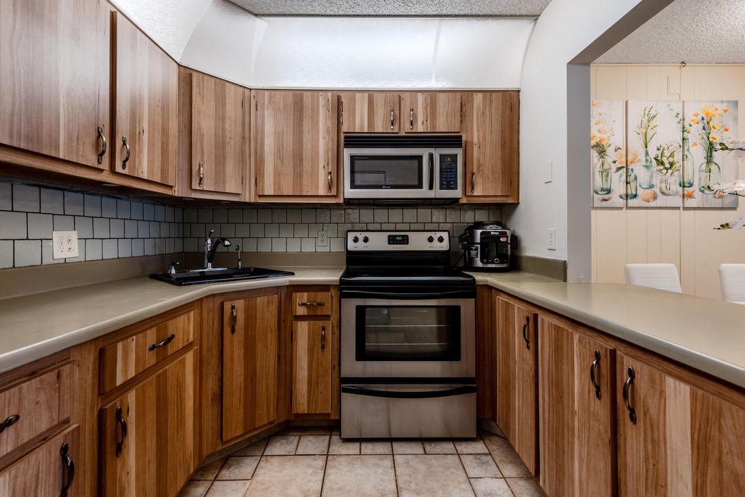 For Sale: $170,000 (2 beds, 1 baths, 818 Square Feet)