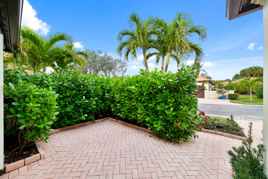 For Sale: $899,000 (2 beds, 2 baths, 1211 Square Feet)