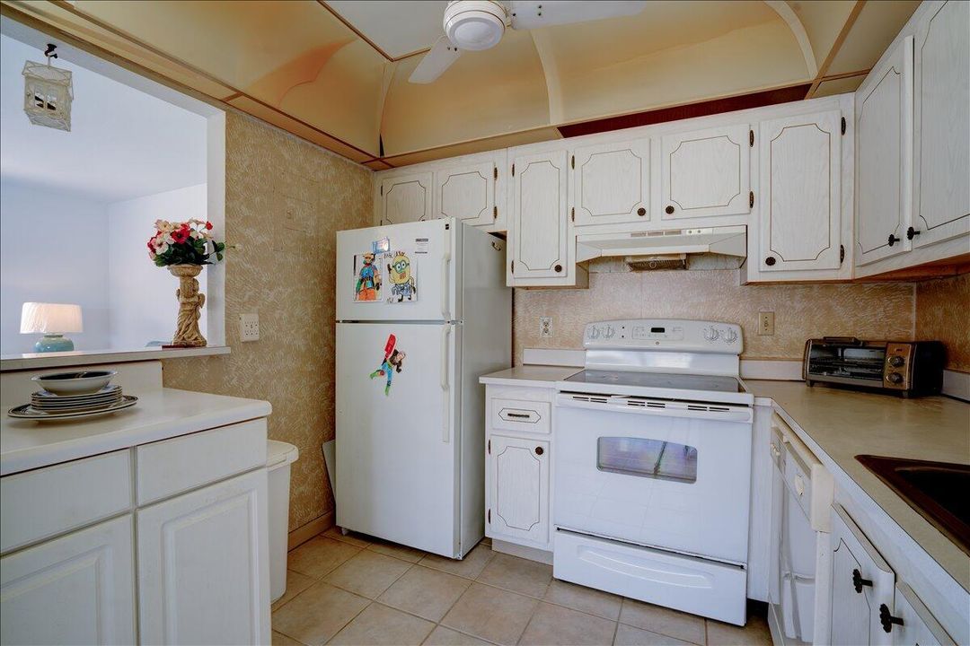 For Sale: $115,000 (1 beds, 1 baths, 760 Square Feet)