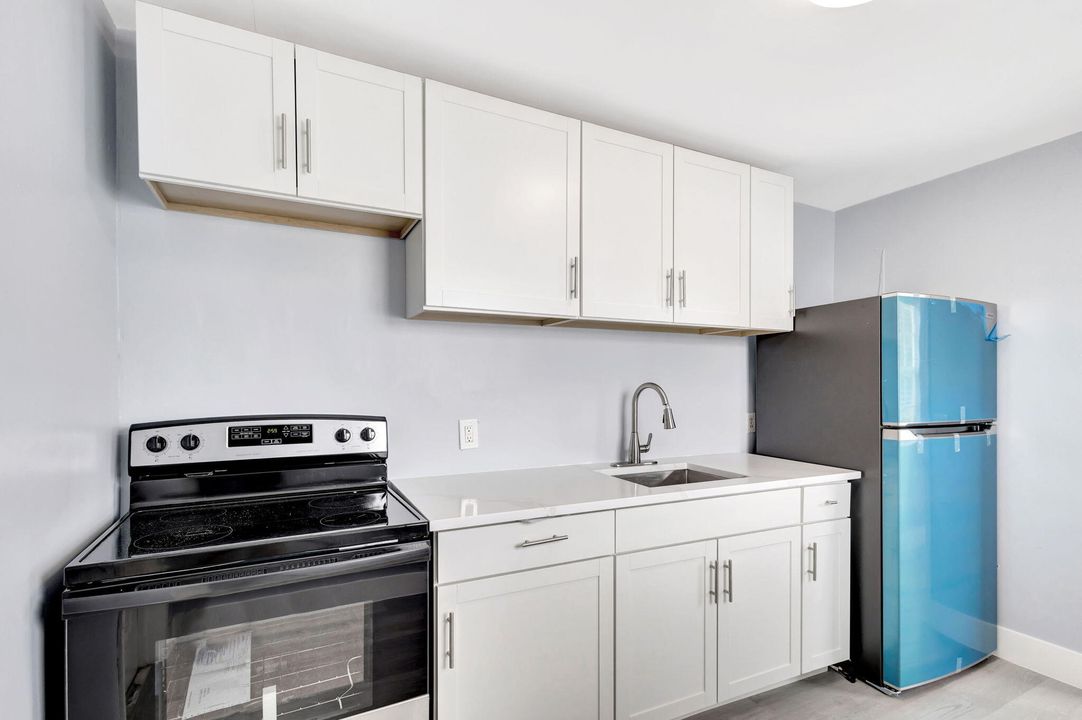 For Sale: $305,000 (2 beds, 1 baths, 948 Square Feet)