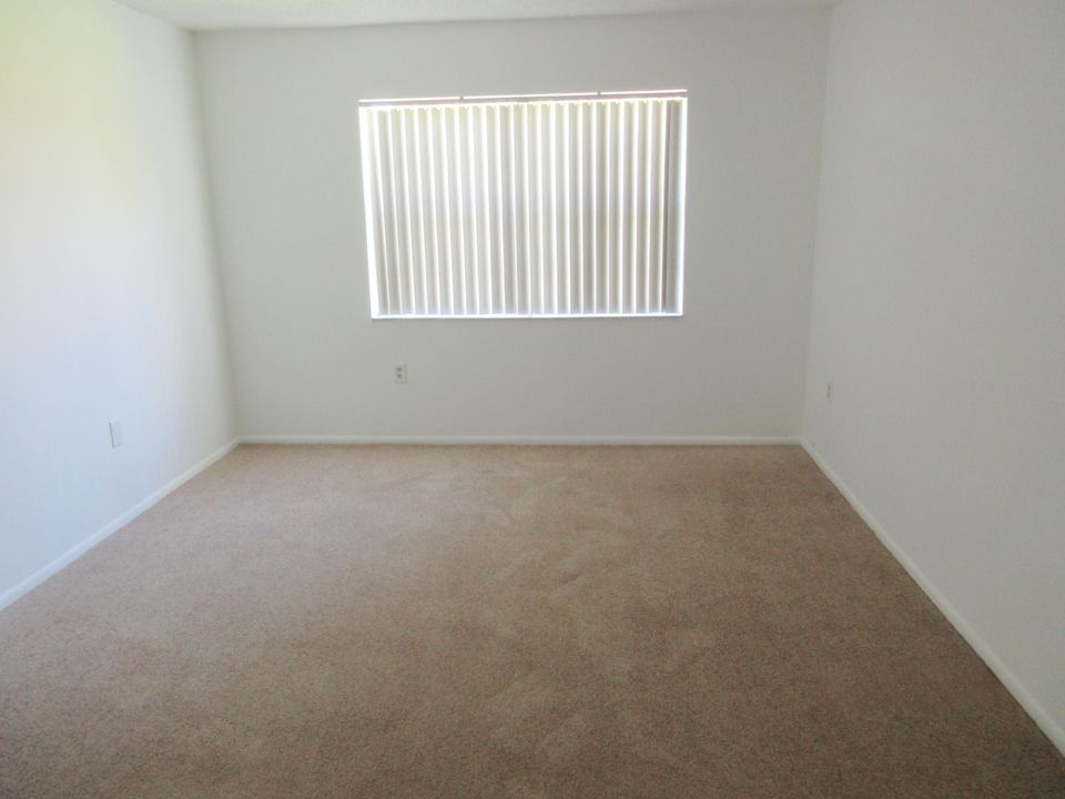 For Sale: $169,000 (1 beds, 1 baths, 695 Square Feet)