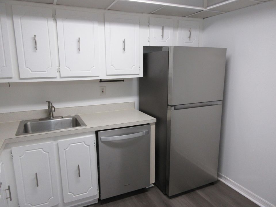 For Sale: $169,000 (1 beds, 1 baths, 695 Square Feet)