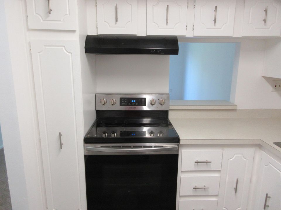 For Sale: $169,000 (1 beds, 1 baths, 695 Square Feet)