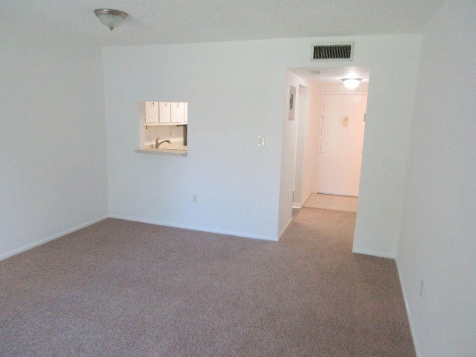 For Sale: $169,000 (1 beds, 1 baths, 695 Square Feet)