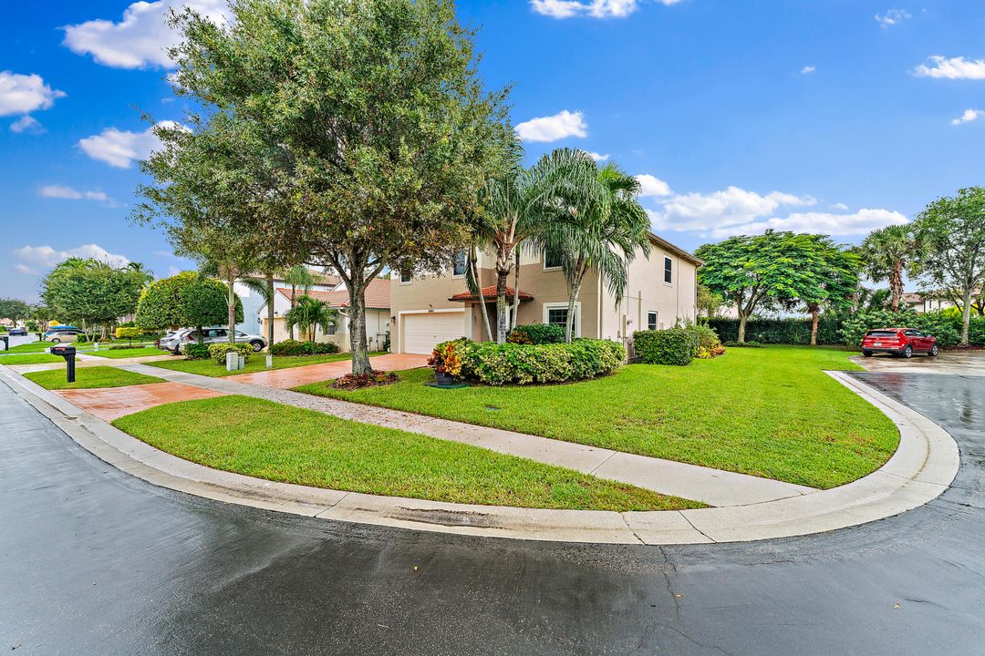 Active With Contract: $599,000 (5 beds, 3 baths, 3145 Square Feet)