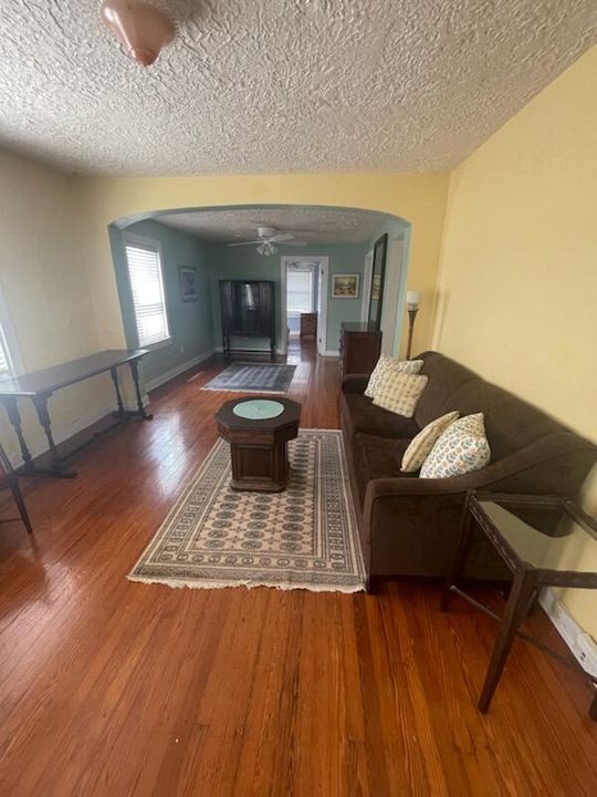 Active With Contract: $2,200 (2 beds, 1 baths, 912 Square Feet)